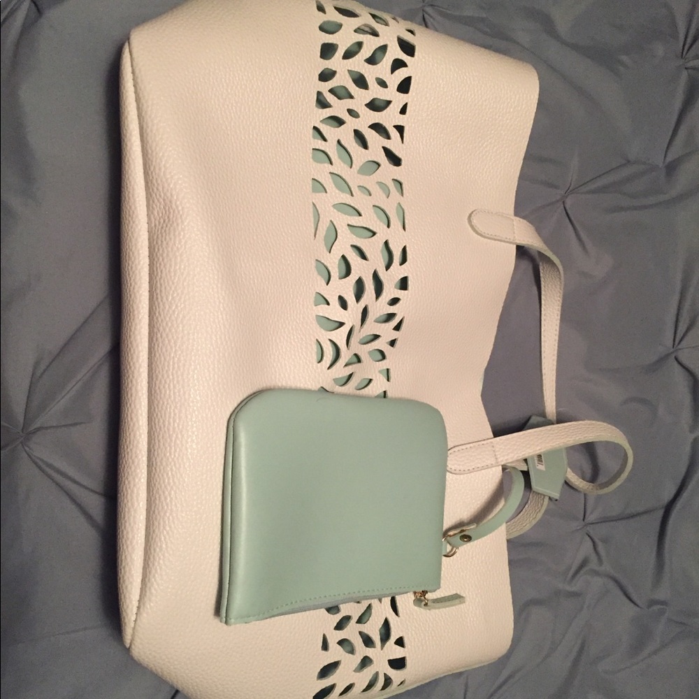 Cute Beach Bag with de-attachable wristlet!!!